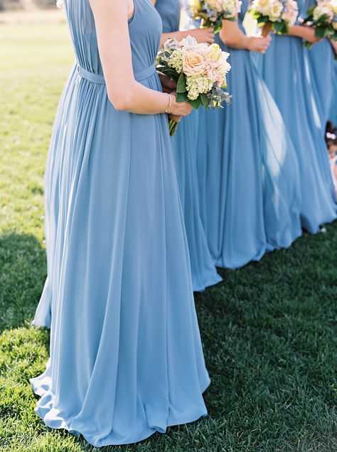 Голубое платье для невесты на свадьбу: оттенки, тренды, сочетания