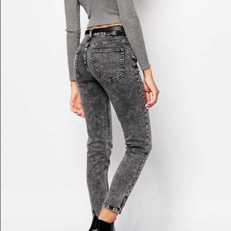Серые джинсы: стильные сочетания