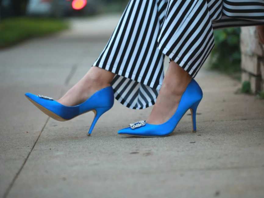 Как подобрать туфли к синему платью: секреты стиля