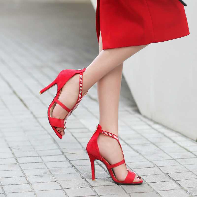С чем носить красные босоножки на каблуке, платформе или шпильке, как правильно сочетать их с платьями, джинсами и другой одеждой