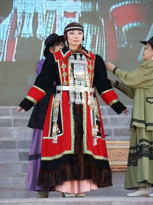 Национальные костюмы якутов. фото и характерные черты женского, мужского, детского костюма. современная одежда якутов.