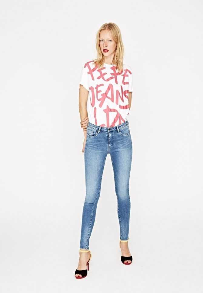 С чем носить серые джинсы: фото, популярные образы и советы стилистов