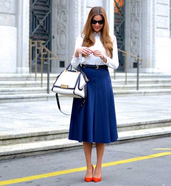 Синяя юбка-карандаш – не только для офисного выхода