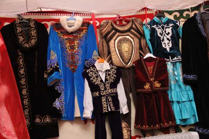 Красота и характерные черты казахского национального костюма Особенности мужских, женских и детских нарядов Крой, виды материалов, оттенки