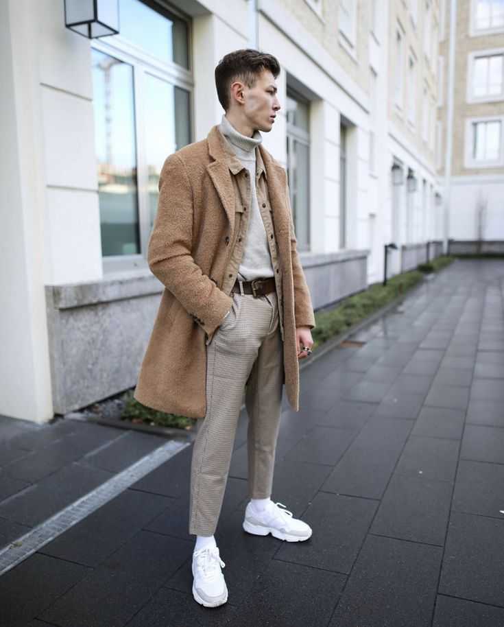 Пальто с кроссовками: как носить?