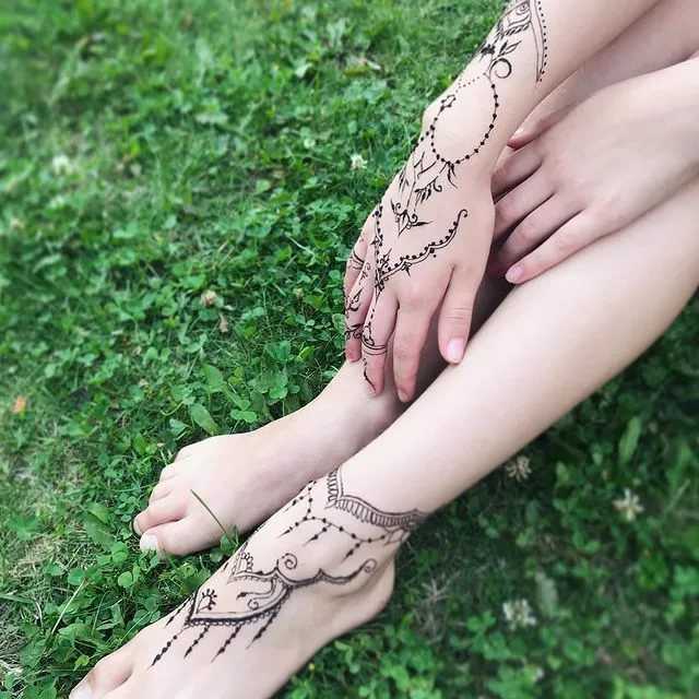 Мехенди на ноге – это временная татуировка, которая наносится хной – натуральным и безопасным материалом Существует множество вариантов рисунков, каждый из которых имеет определенное значение