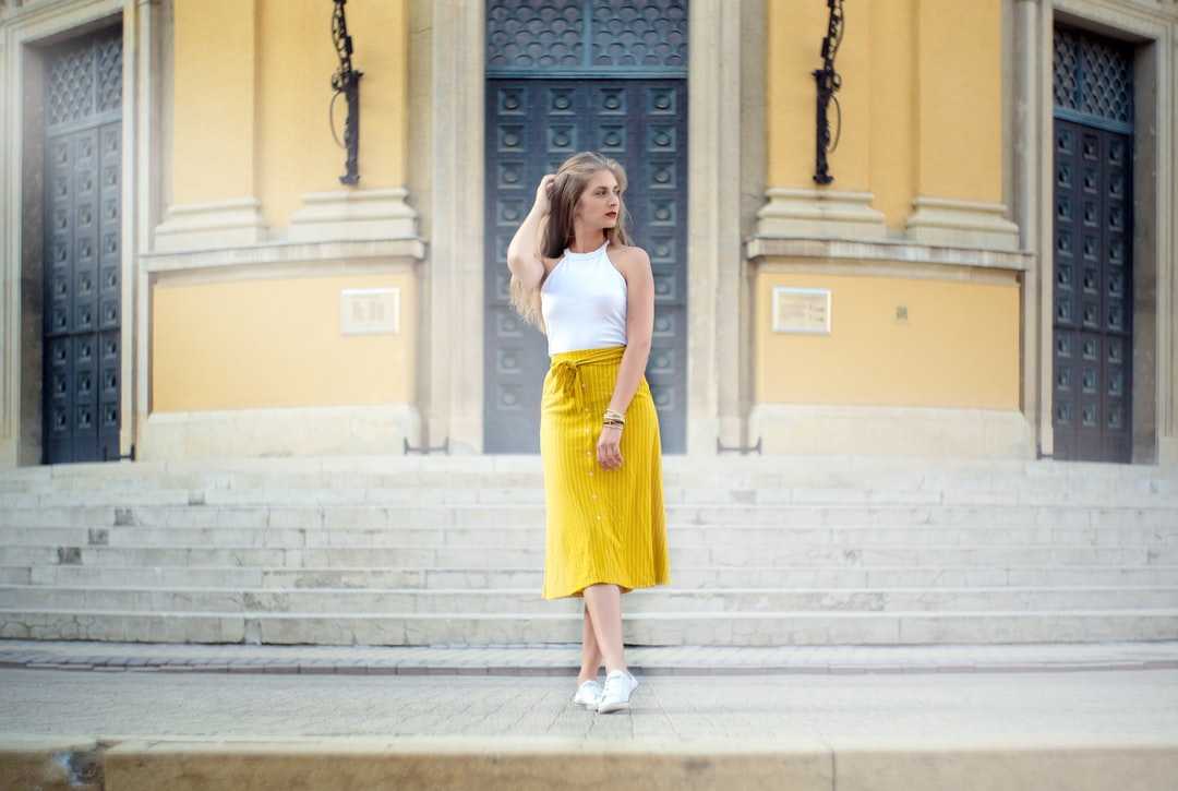 C чем носить желтую юбку фото 2021 стильные луки