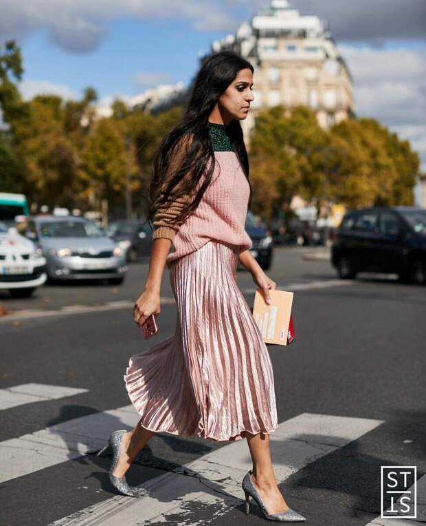 Атласная юбка-карандаш создаст модный и притягательный образ