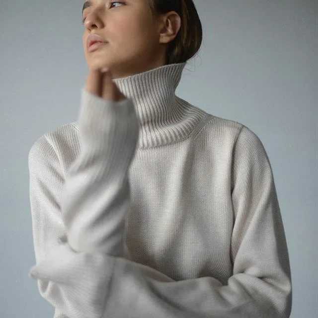 Модные свитера 2021-2022: оверсайз, с горлом, реглан, платье, белый, черный, фото