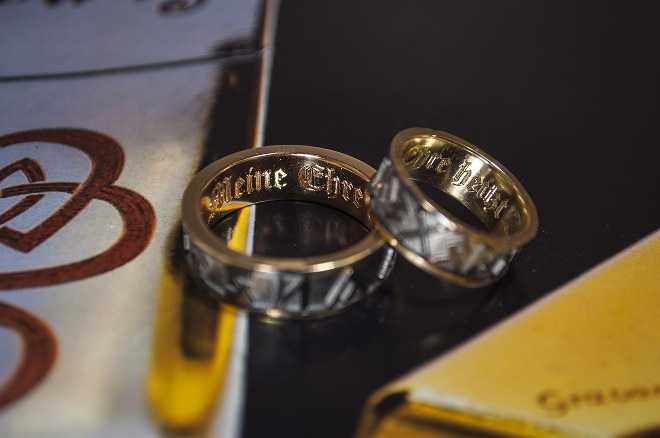 Гравировка на кольцах на золоте, кольцо с надписью, лазерная гравировка на ювелирных изделиях
