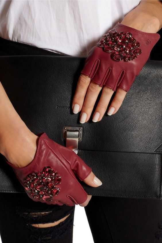 Митенки – модные перчатки без пальцев, с чем носить, примеры звезд