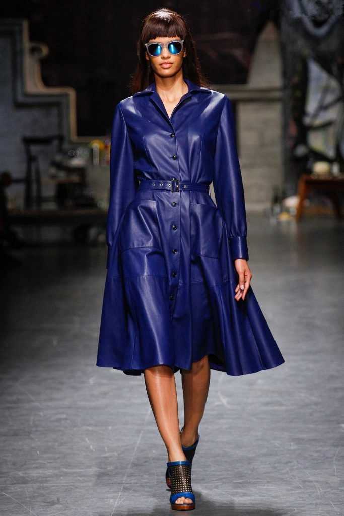 Модные кожаные плащи весна 2021-2022: женские, тенденции, фото