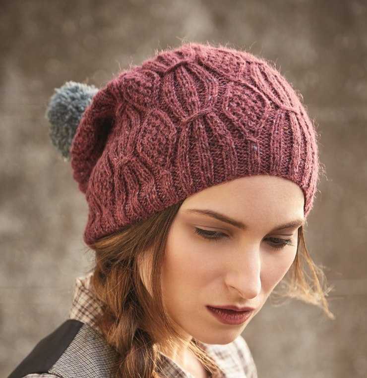 Женские зимние шапки с помпонами: фото, красивые вязаные и меховые головные уборы