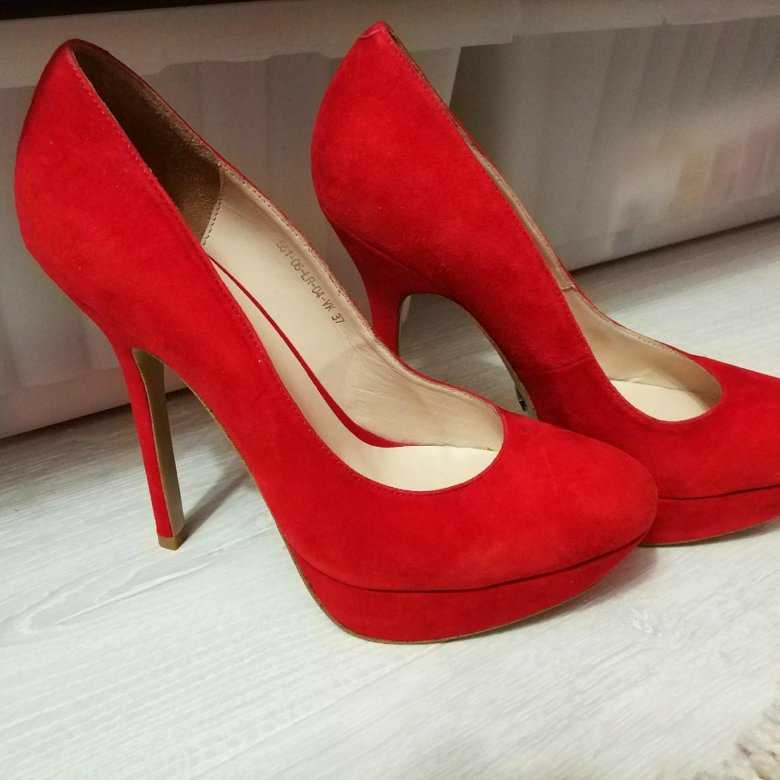 Красные замшевые туфли – преобразят самый обыденный образ
