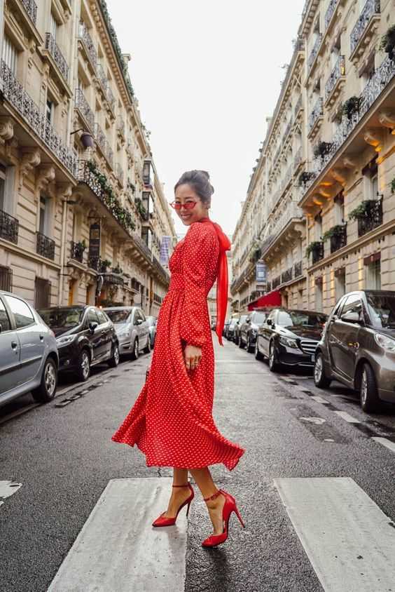 Красное платье: фото новинки, с чем носить?