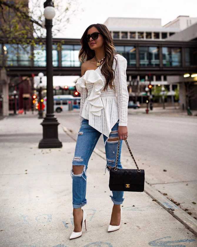 Какие блузки носить с джинсами: фото красивых женских образов и как составить стильные сочетания