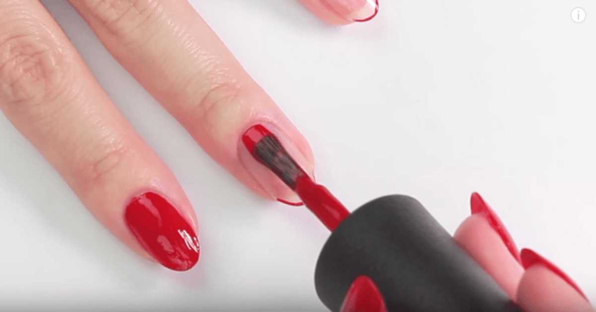 Как накрасить ногти обычным лаком правильно в домашних условиях, что можно сделать, если простое покрытие попало на кожу?